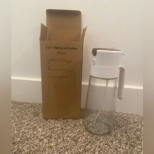 Pour and spray oil container